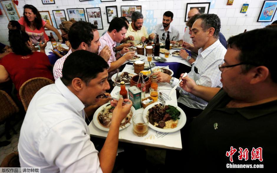 探访里约街边美食 烤肉三明治令人食指大动