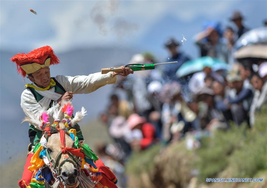 (2)CHINA-LHASA-SOCIEDAD-FESTIVAL