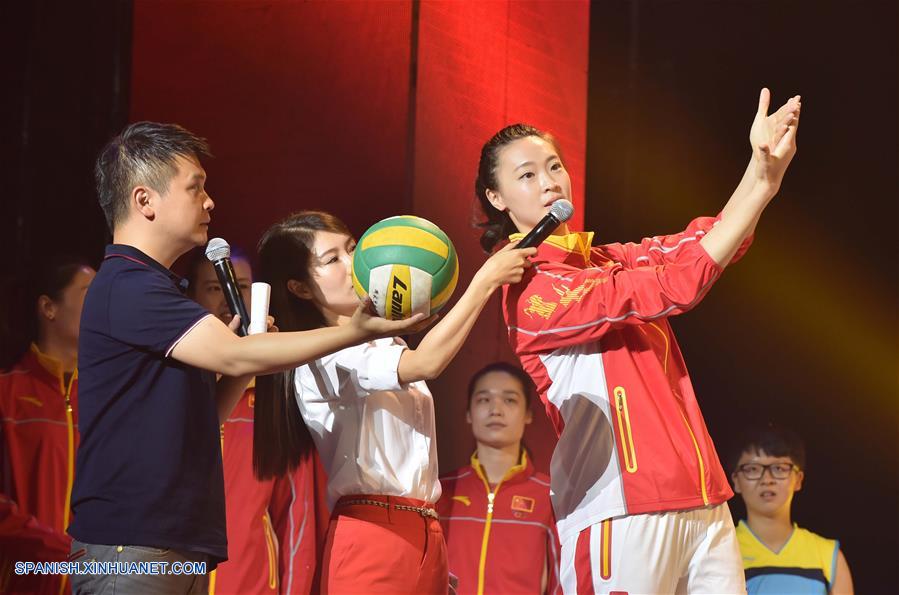 Selección de voleibol femenino china en Universidad de Tsinghua y Universidad de Beijing