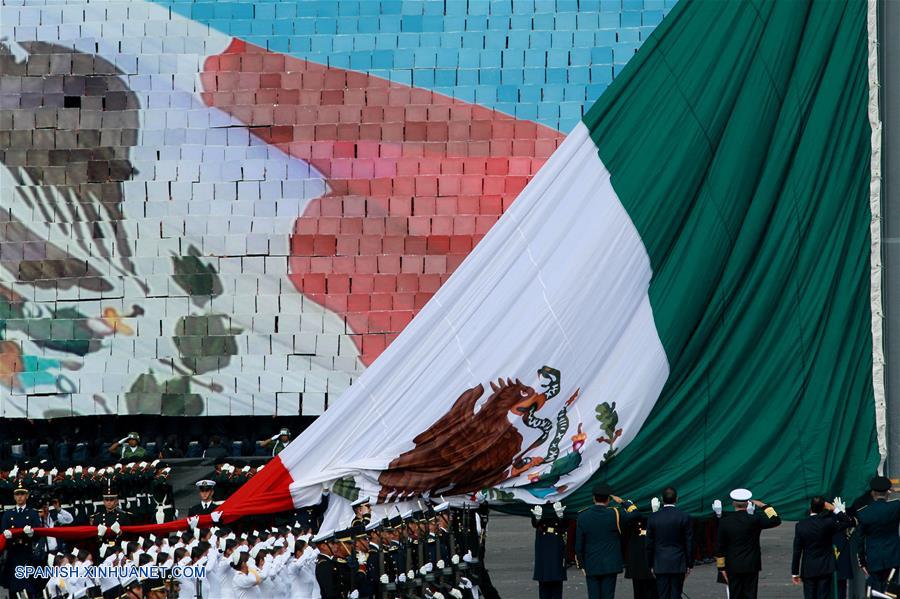 Desfile militar del 206 aniversario del inicio de la Independencia de México