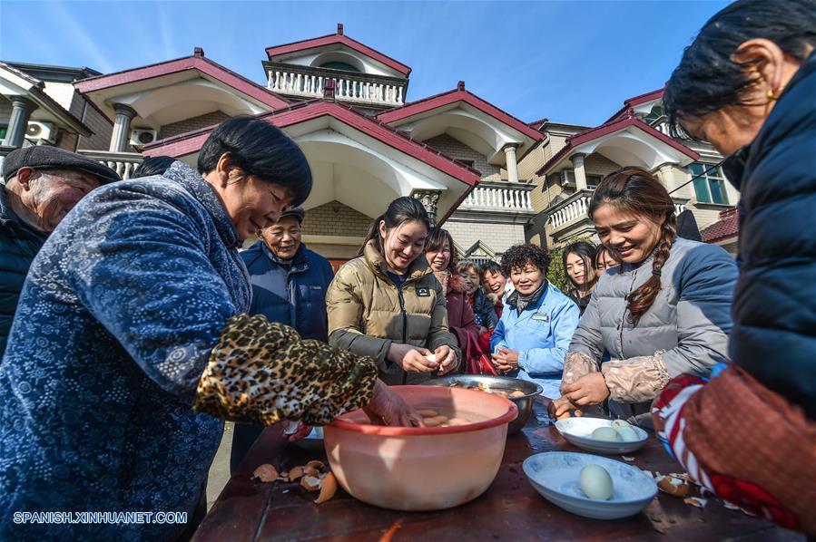 Personas participan en un evento para celebrar el próximo año nuevo en la villa Yuncun, bajo el municipio de Zhili, en el distrito de Wuxing, en Huzhou, en la provincia de Zhejiang, en el este de China, el 15 de diciembre de 2016.