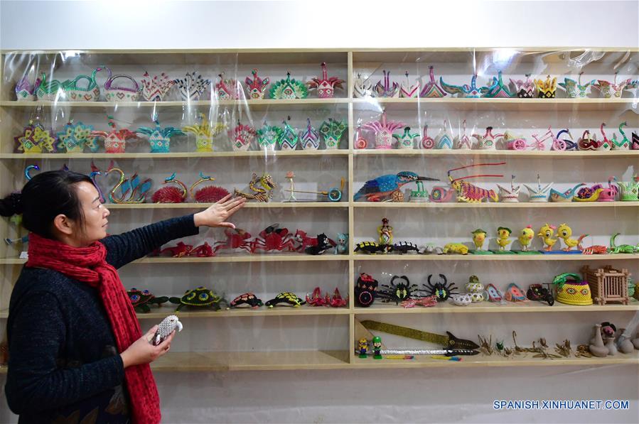 Cai Jianhua y su taller de escultura de papel