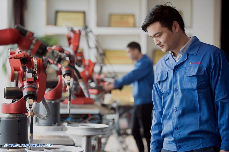 (2)CHINA-ZHEJIANG-INDUSTRIA-ROBOTS  