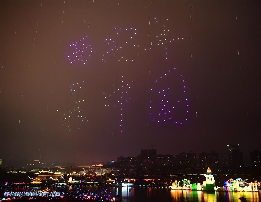 (1)CHINA-XI AN-FESTIVAL-DRONES