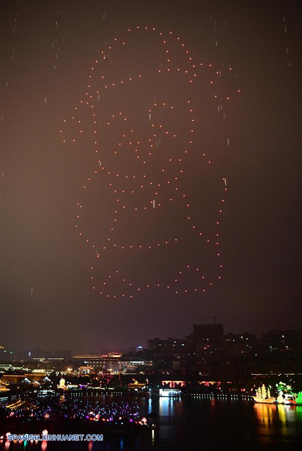 (2)CHINA-XI AN-FESTIVAL-DRONES