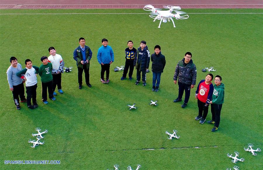 (2)CHINA-HEBEI-EDUCACION-USO DE DRONES