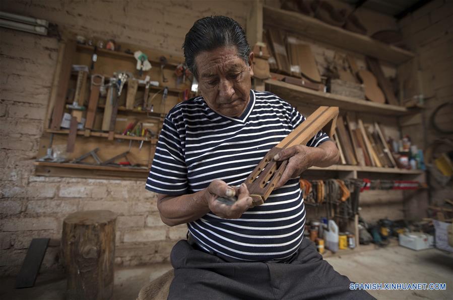 (5)ECUADOR-QUITO-FABRICACION GUITARRAS-SERIE