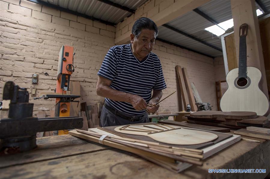(7)ECUADOR-QUITO-FABRICACION GUITARRAS-SERIE