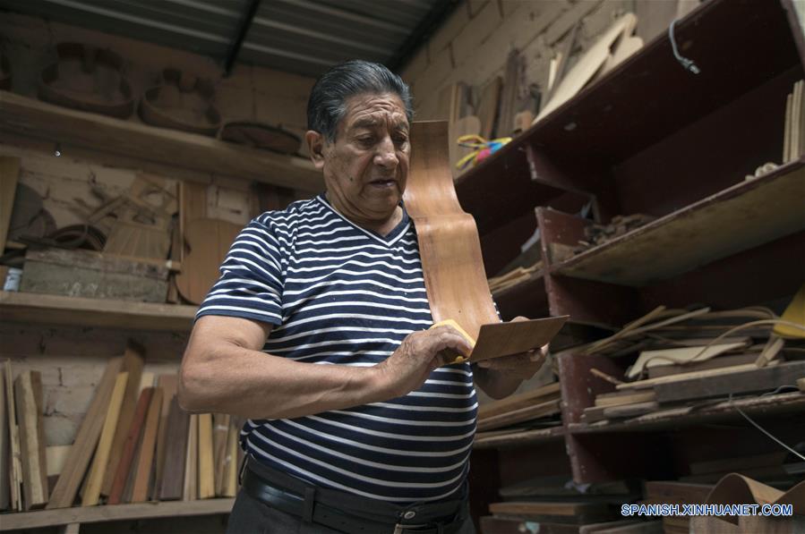 (8)ECUADOR-QUITO-FABRICACION GUITARRAS-SERIE