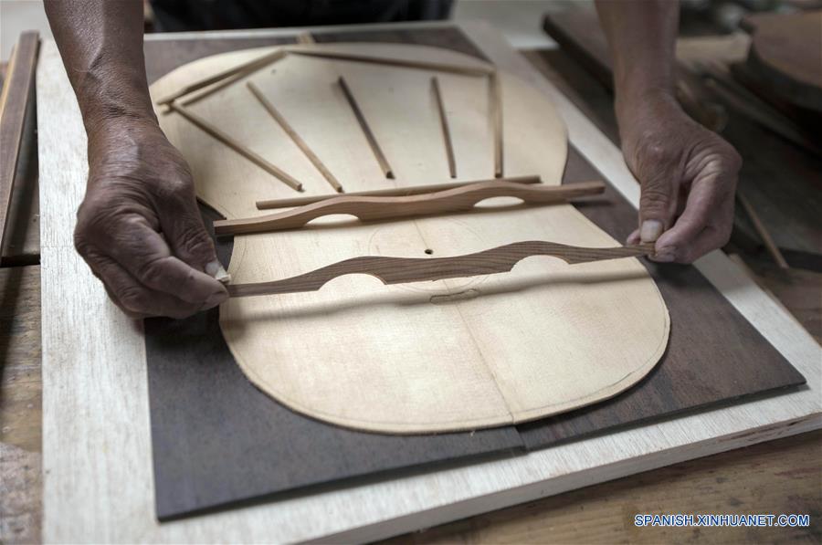 (9)ECUADOR-QUITO-FABRICACION GUITARRAS-SERIE