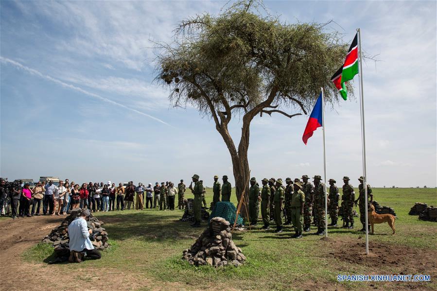 (1)KENIA-LAIKIPIA-RINOCERONTE BLANCO-SUDAN-FUNERAL