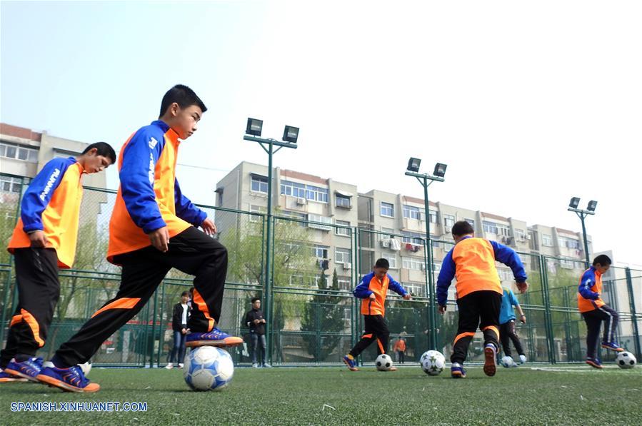 (4)CHINA-JIANGSU-FUTBOL-DIA MUNDIAL DEL AUTISMO