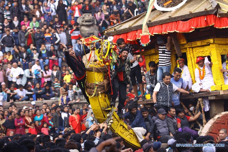 (1)NEPAL-BHAKTAPUR-FESTIVAL BISKET JATRA 