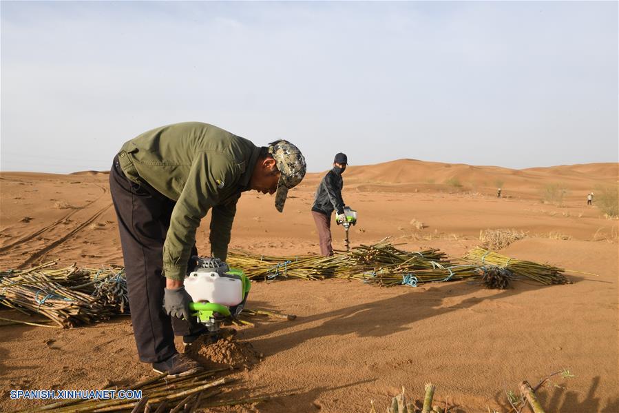 (1)CHINA-MONGOLIA INTERIOR-DESIERTO KUBUQI-TRABAJADORES