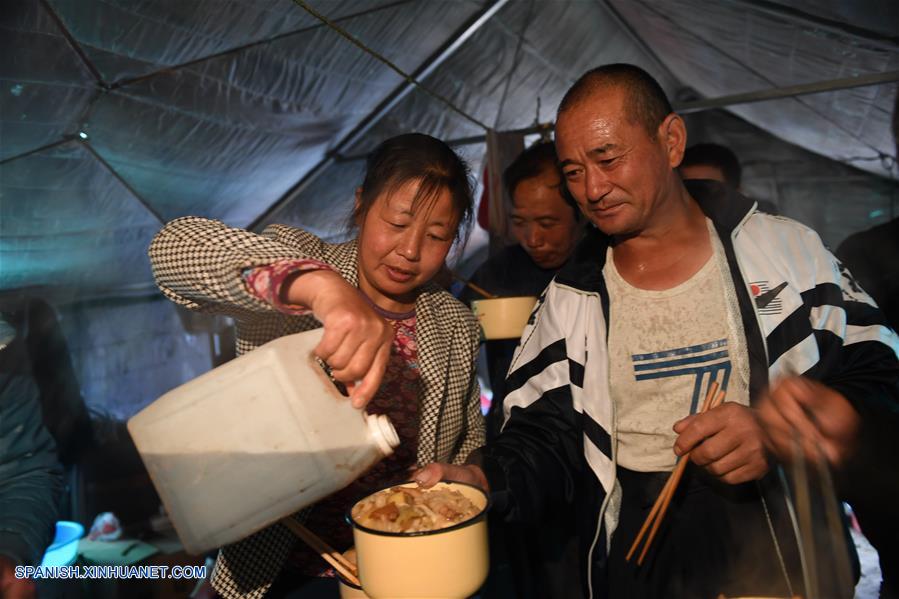 (4)CHINA-MONGOLIA INTERIOR-DESIERTO KUBUQI-TRABAJADORES