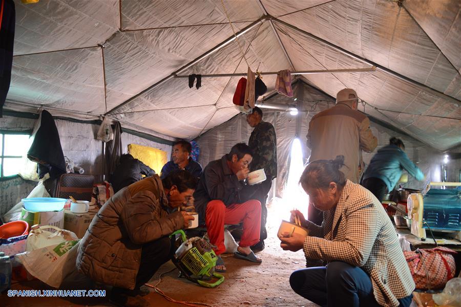 (7)CHINA-MONGOLIA INTERIOR-DESIERTO KUBUQI-TRABAJADORES