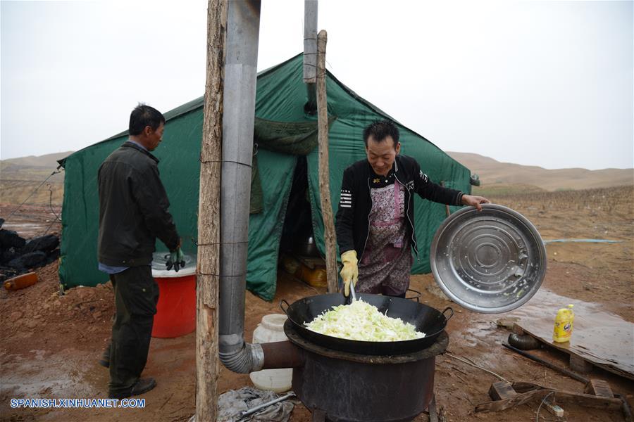 (8)CHINA-MONGOLIA INTERIOR-DESIERTO KUBUQI-TRABAJADORES