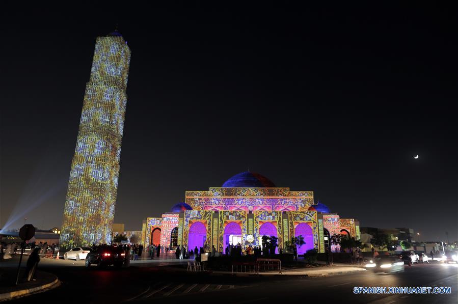 (2)EAU-AJMAN-RAMADAN-ESPECTACULO DE LUCES