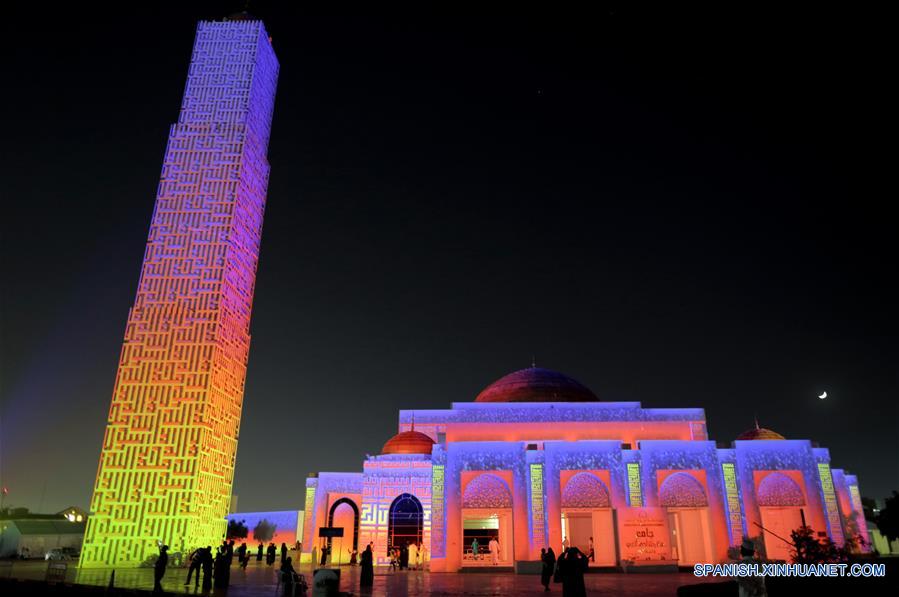 (3)EAU-AJMAN-RAMADAN-ESPECTACULO DE LUCES