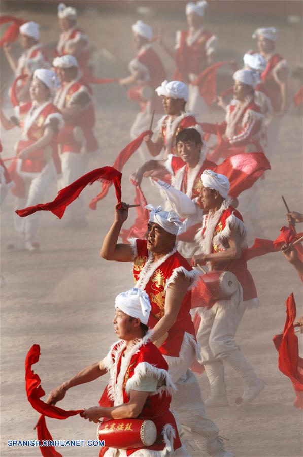 (2)CHINA-SHAANXI-ESPECTACULO DE TAMBORES DE CINTURA 