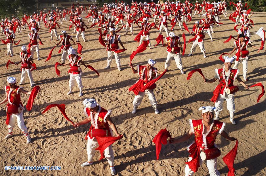 (3)CHINA-SHAANXI-ESPECTACULO DE TAMBORES DE CINTURA 