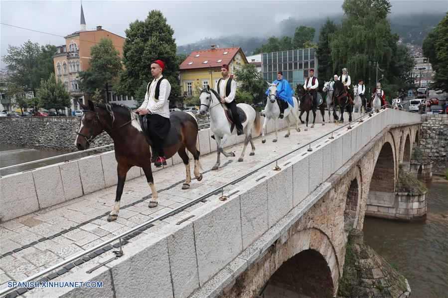 BOSNIA Y HERZEGOVINA-SARAJEVO-DESFILE