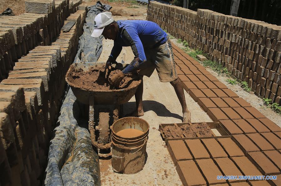 La fabricación de ladrillos artesanales en Honduras