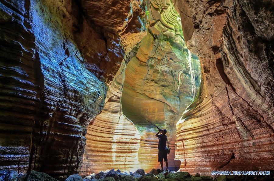 CHINA-HUNAN-CUEVA KARSTICA