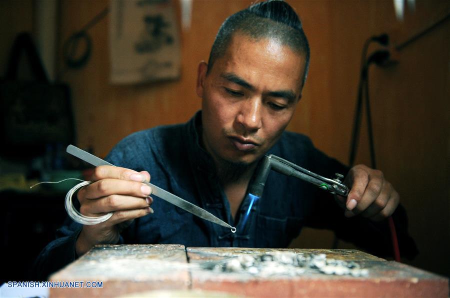 CHINA-GUIZHOU-FORJADO DE PLATA-SERIE