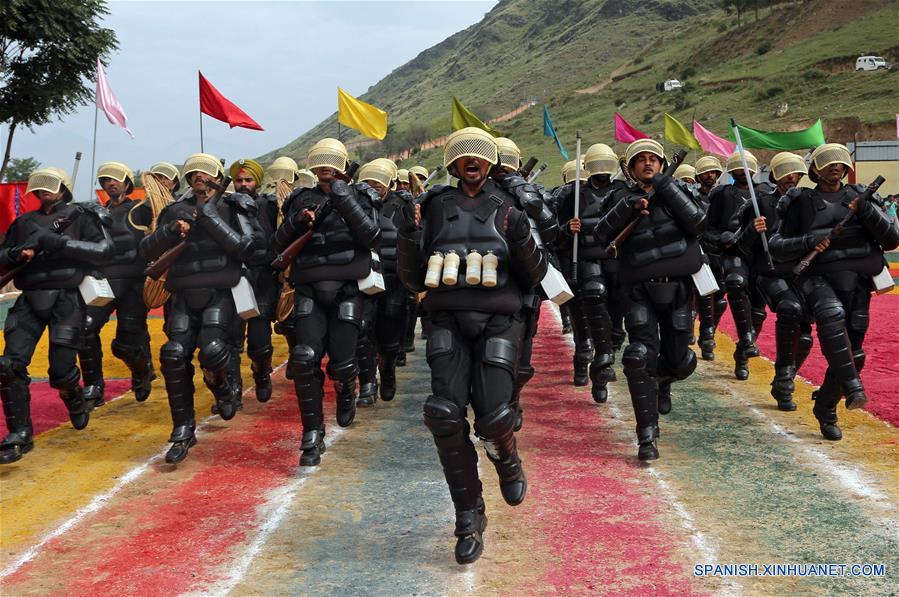 INDIA-SRINAGAR-DESFILE DE GRADUACION POLICIAL