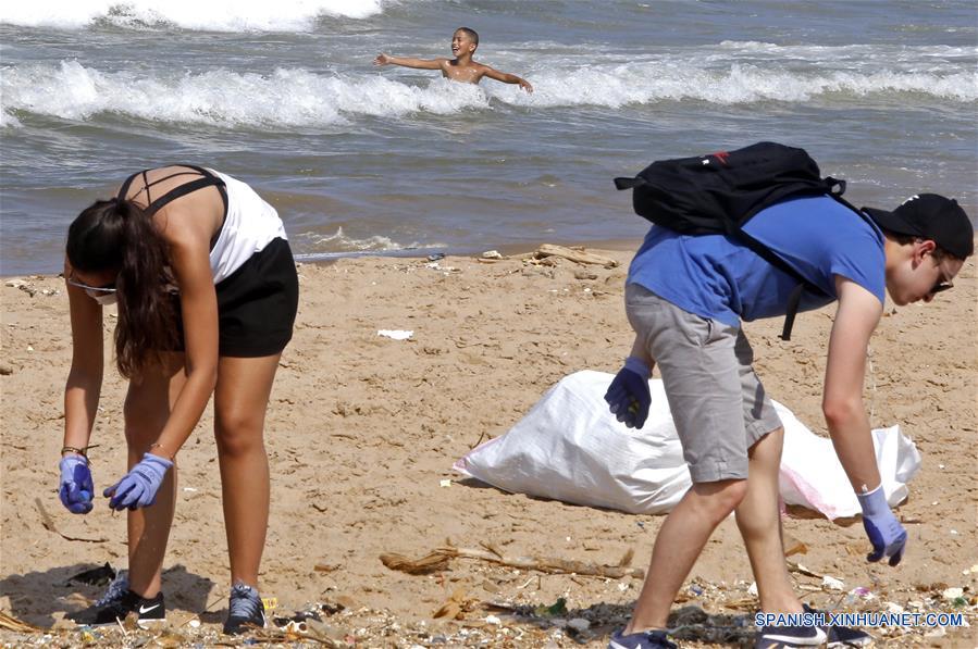LIBANO-BEIRUT-PLAYA-LIMPIEZA