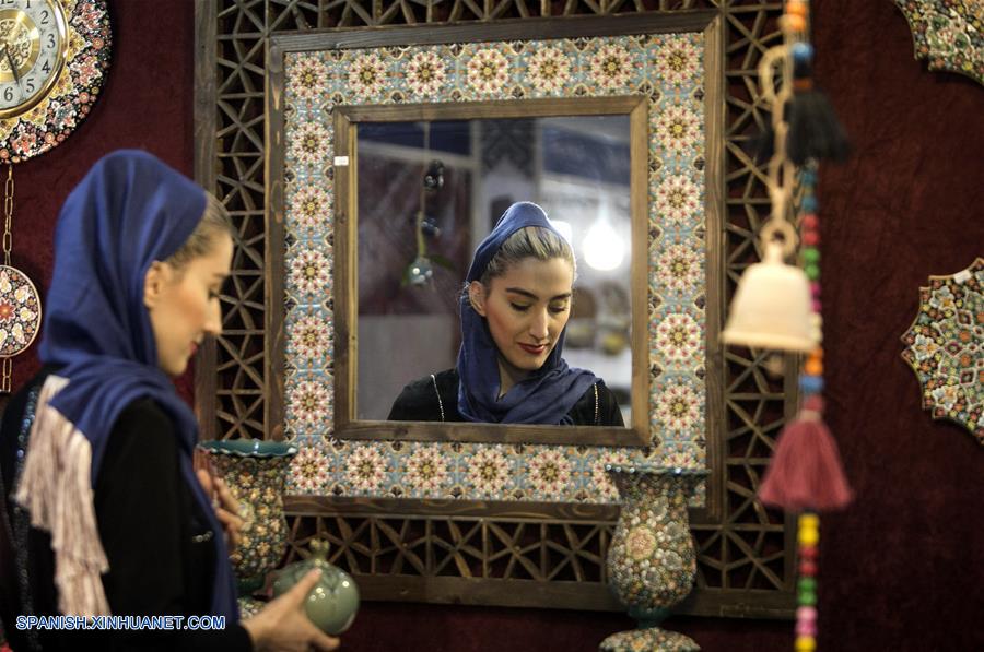 IRAN-TEHERAN-EXPOSICION DE ARTESANIAS