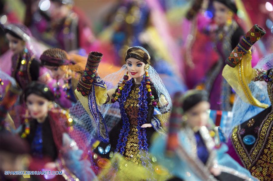 IRAN-TEHERAN-EXPOSICION DE ARTESANIAS