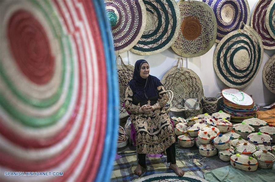 IRAN-TEHERAN-EXPOSICION DE ARTESANIAS