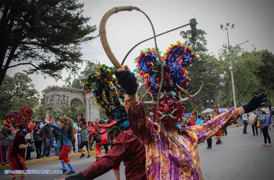 ECUADOR-QUITO-DESFILE-DIABLOS