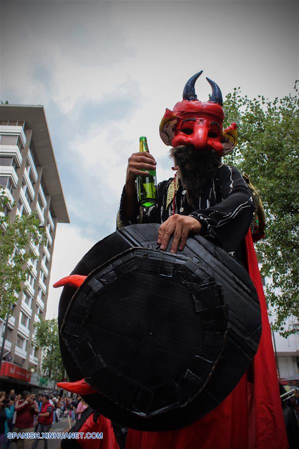 ECUADOR-QUITO-DESFILE-DIABLOS