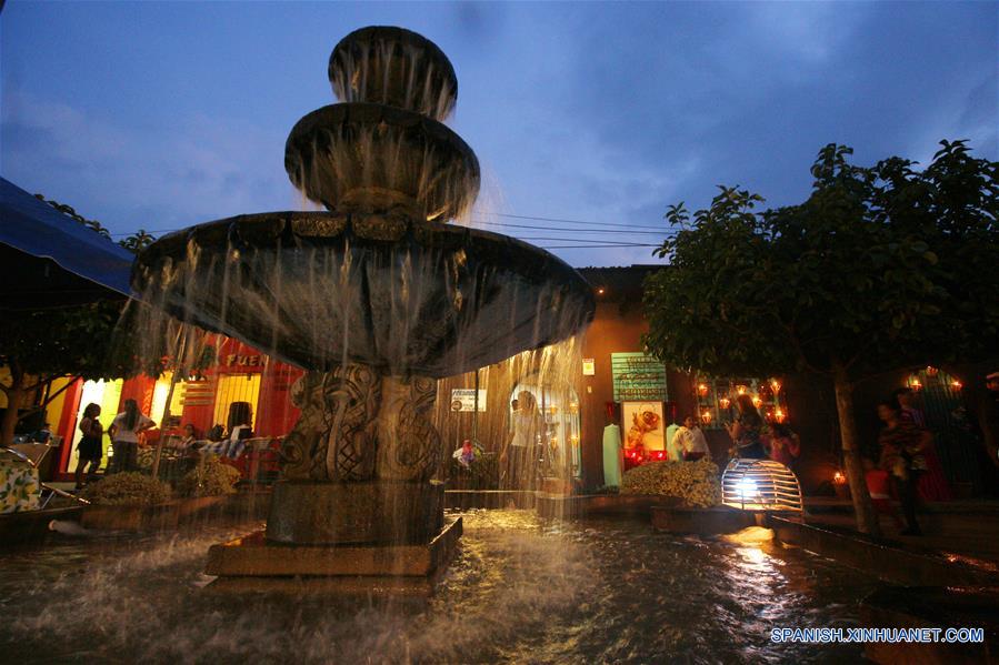 EL SALVADOR-AHUACHAPAN-DIA DE LOS FAROLITOS-SERIE