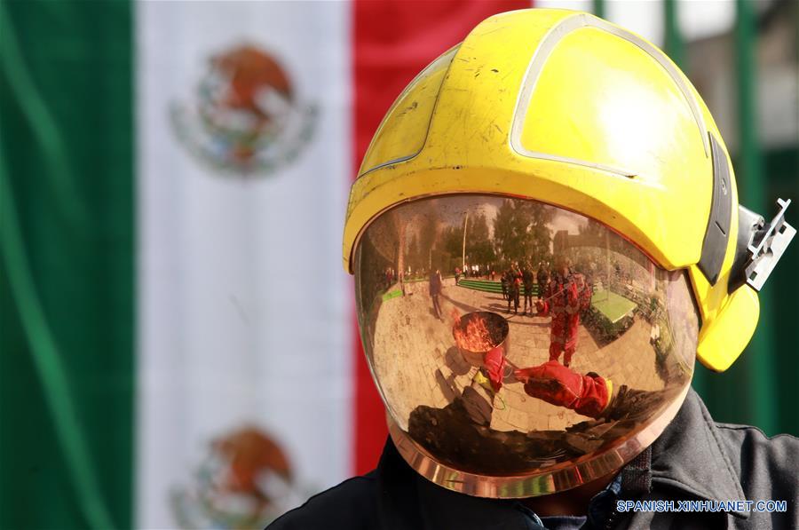 MEXICO-CIUDAD DE MEXICO-CEREMONIA DE INCINERACION DE BANDERA 