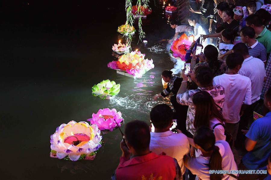 CHINA-YUNNAN-FESTIVAL DE MEDIO OTOÑO-LINTERNAS