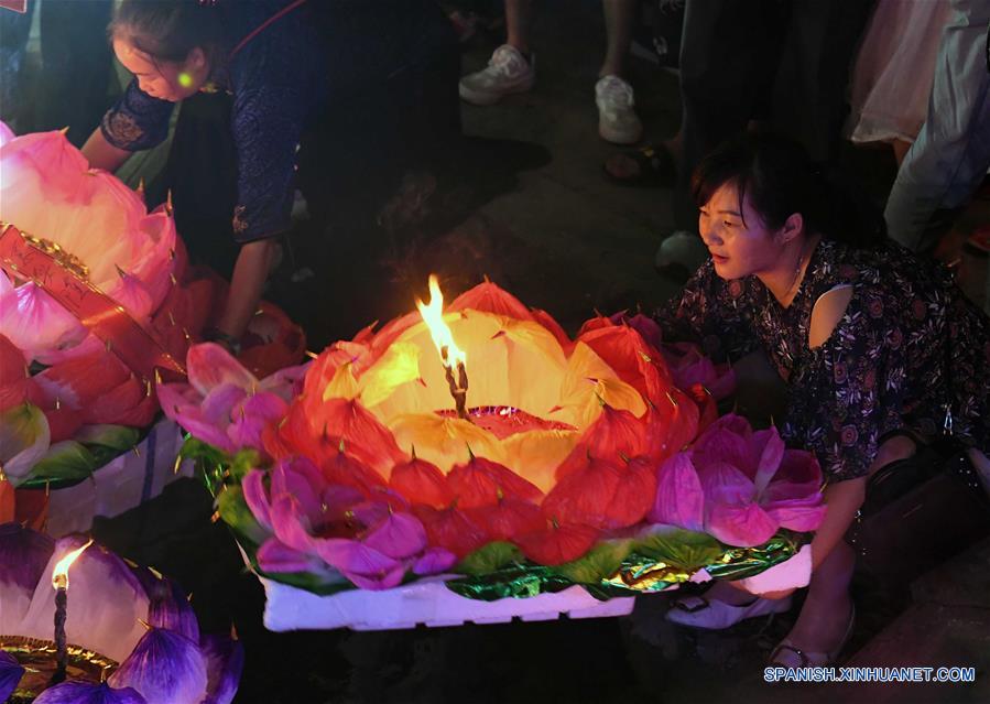 CHINA-YUNNAN-FESTIVAL DE MEDIO OTOÑO-LINTERNAS