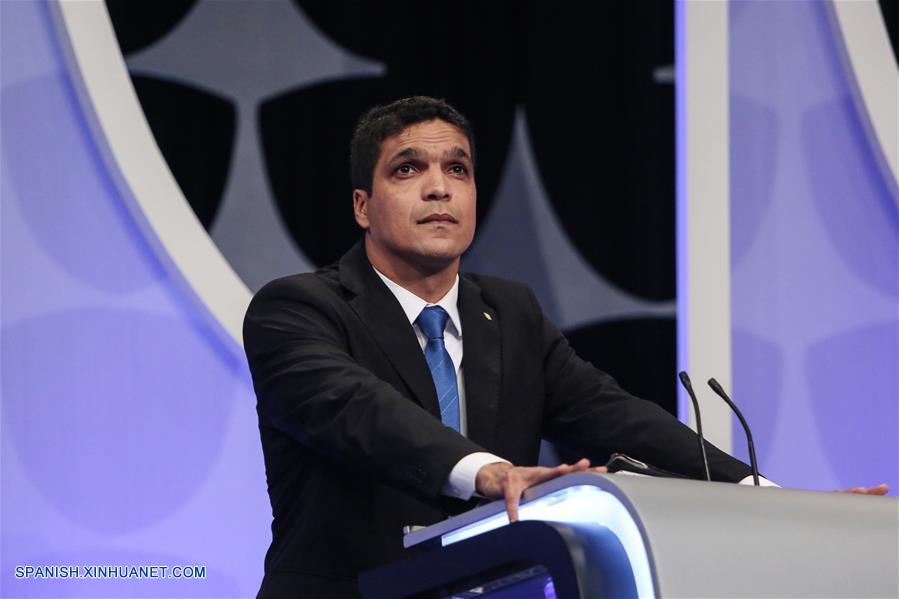 Agricultores trabajan en campos en Hebei