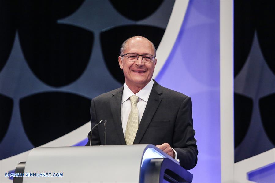 Agricultores trabajan en campos en Hebei