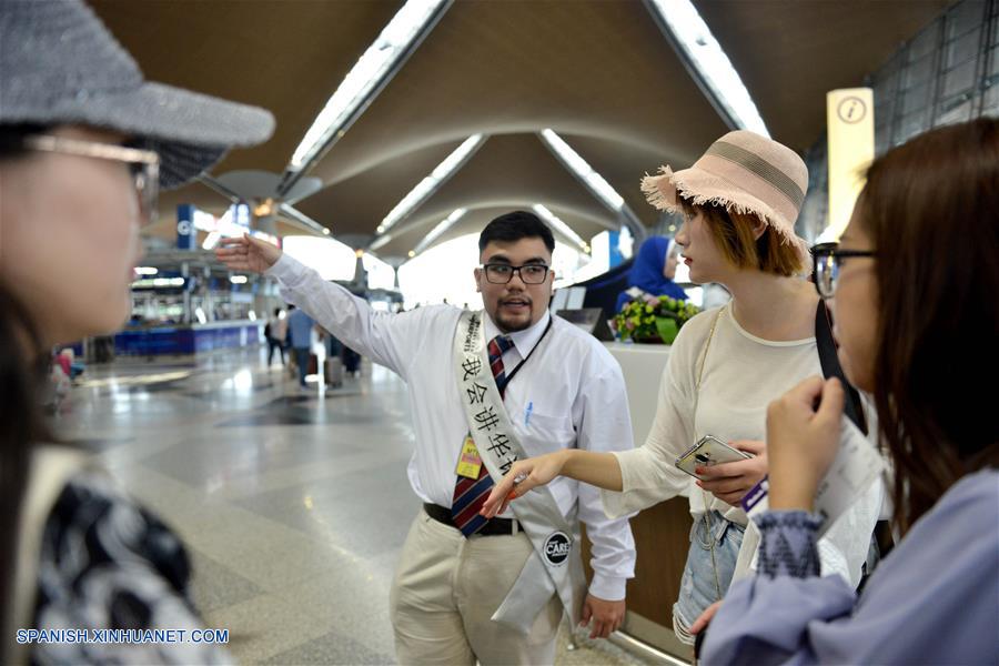 MALASIA-SEPANG-AEROPUERTO INTERNACIONAL-FUNCIONARIOS DE HABLA MANDARIN