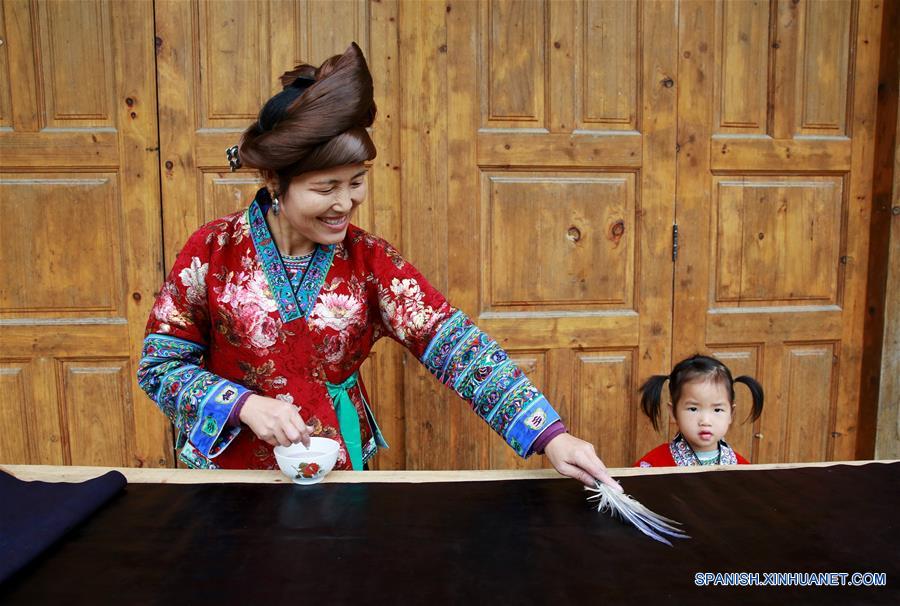 CHINA-GUANGXI-ARTESANIAS ETNICAS-TEJIDO
