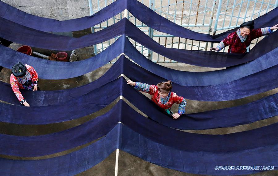 CHINA-GUANGXI-ARTESANIAS ETNICAS-TEJIDO