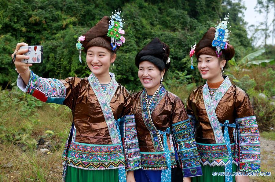 CHINA-GUANGXI-ARTESANIAS ETNICAS-TEJIDO