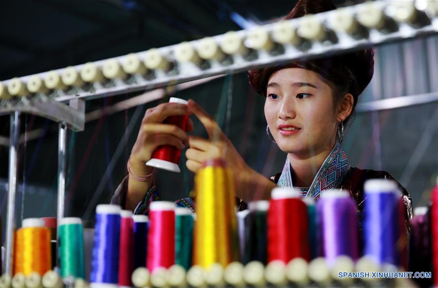 CHINA-GUANGXI-ARTESANIAS ETNICAS-TEJIDO