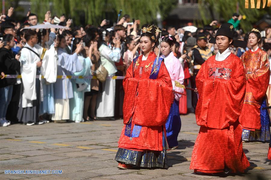 uno Continental Camión golpeado Zhejiang: Exposición de trajes tradicionales chinos | Spanish.xinhuanet.com