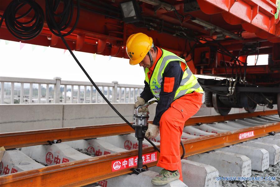CHINA-GUIZHOU-FERROCARRIL INTERURBANO-COLOCACION DE VIAS
