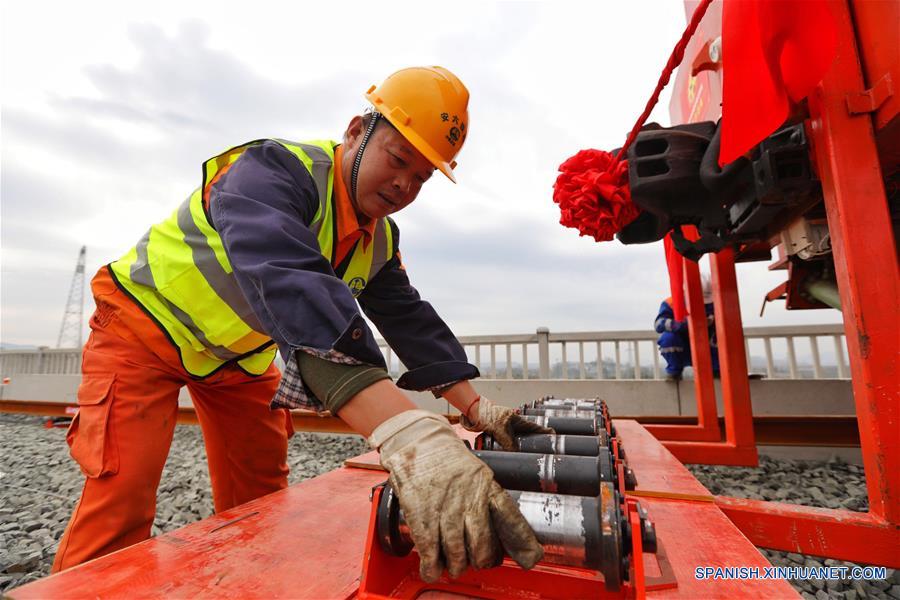 CHINA-GUIZHOU-FERROCARRIL INTERURBANO-COLOCACION DE VIAS